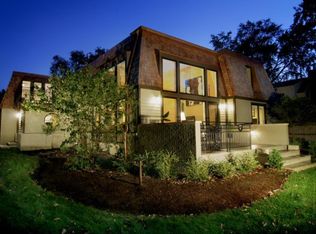 711 Rivenoak St, Birmingham, MI 48009