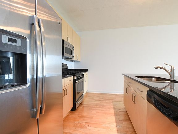 4th image of 900 Chicago Ave Unit 305