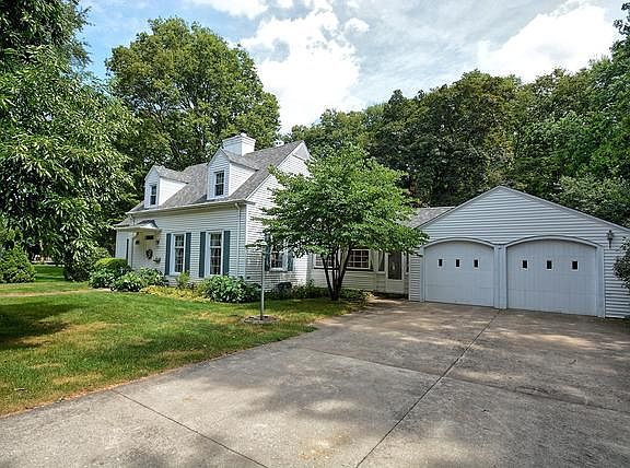 2nd image of 220 Pembroke Ave