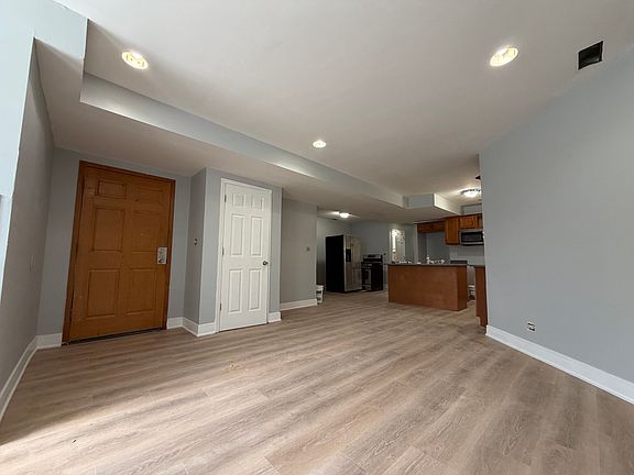 5th image of 2132 W Warren Blvd #G
