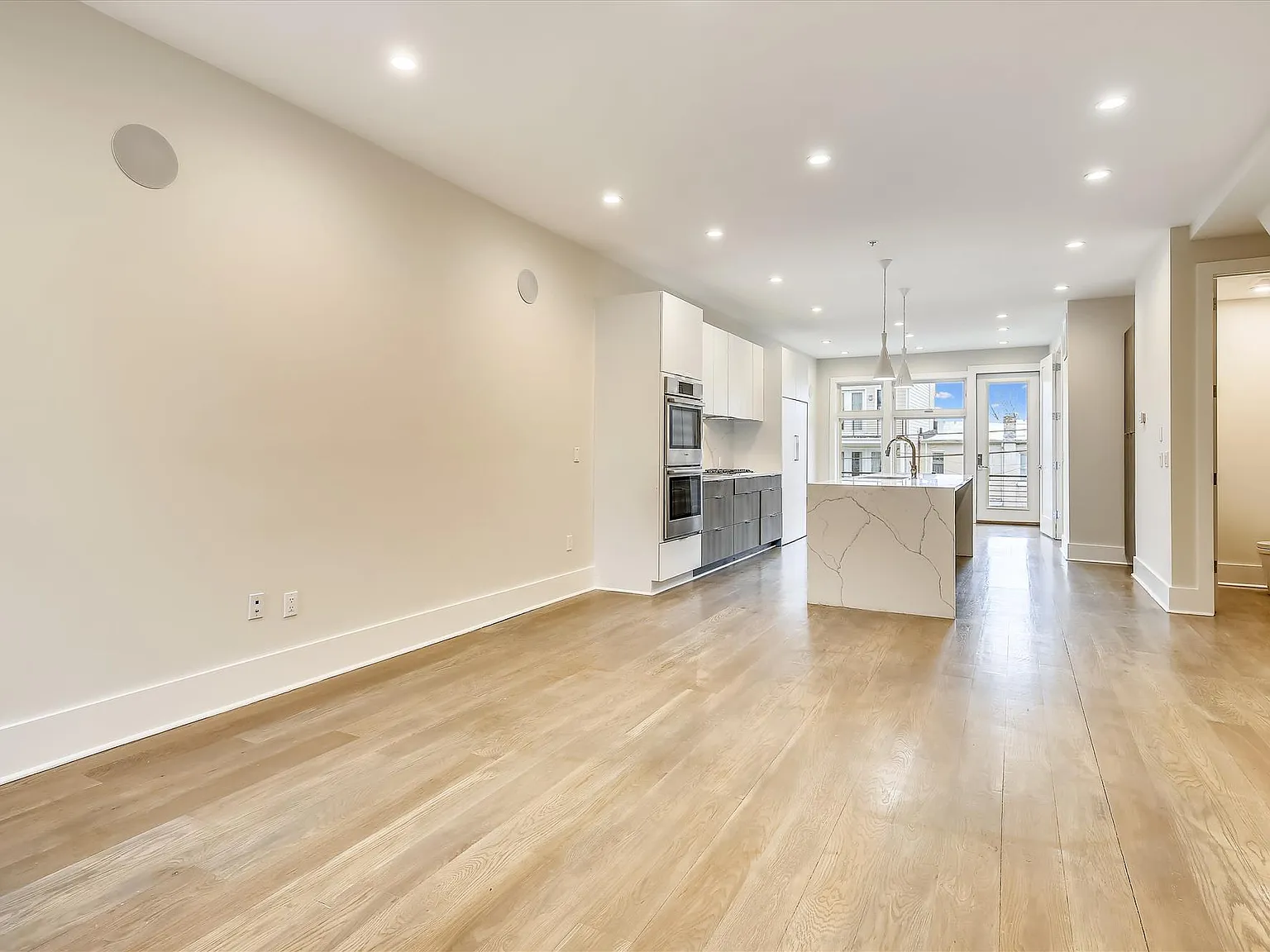 3 bed, 3.5 bath, 1800 sqft, $4,995 — Photo 4