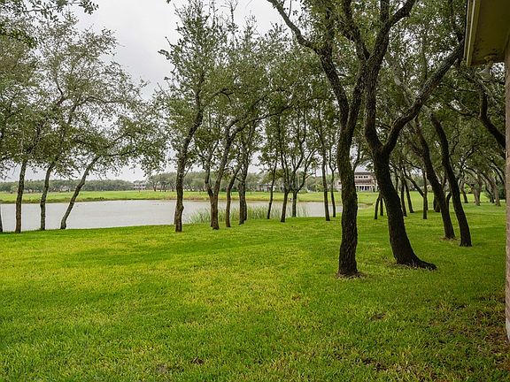 2nd image of 424 Fairway Oaks