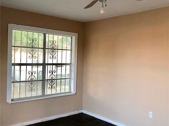 4th image of 2417 Fresno Ave