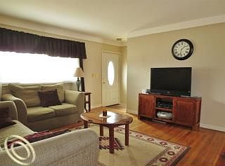 4th image of 30634 Mackenzie Dr
