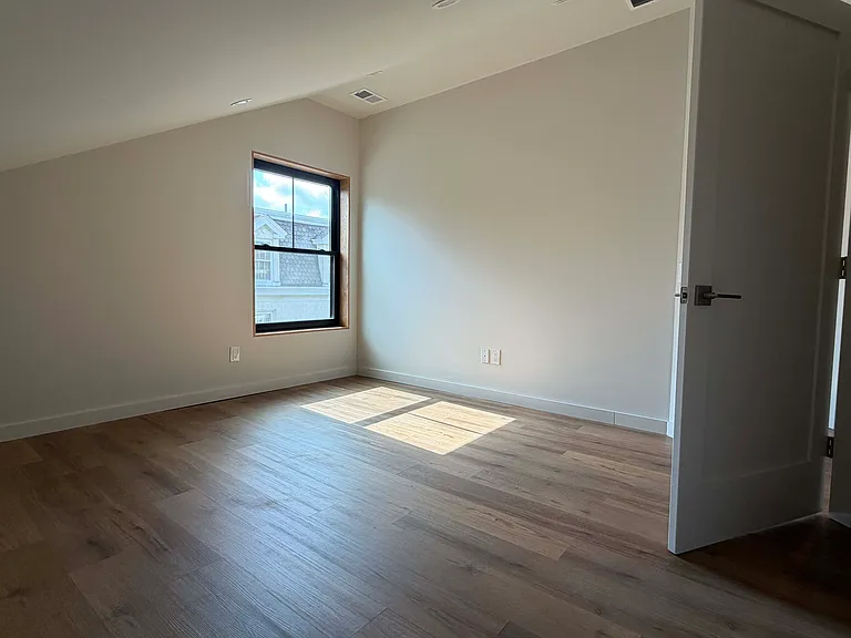20 W 3rd St #3 — Photo 25