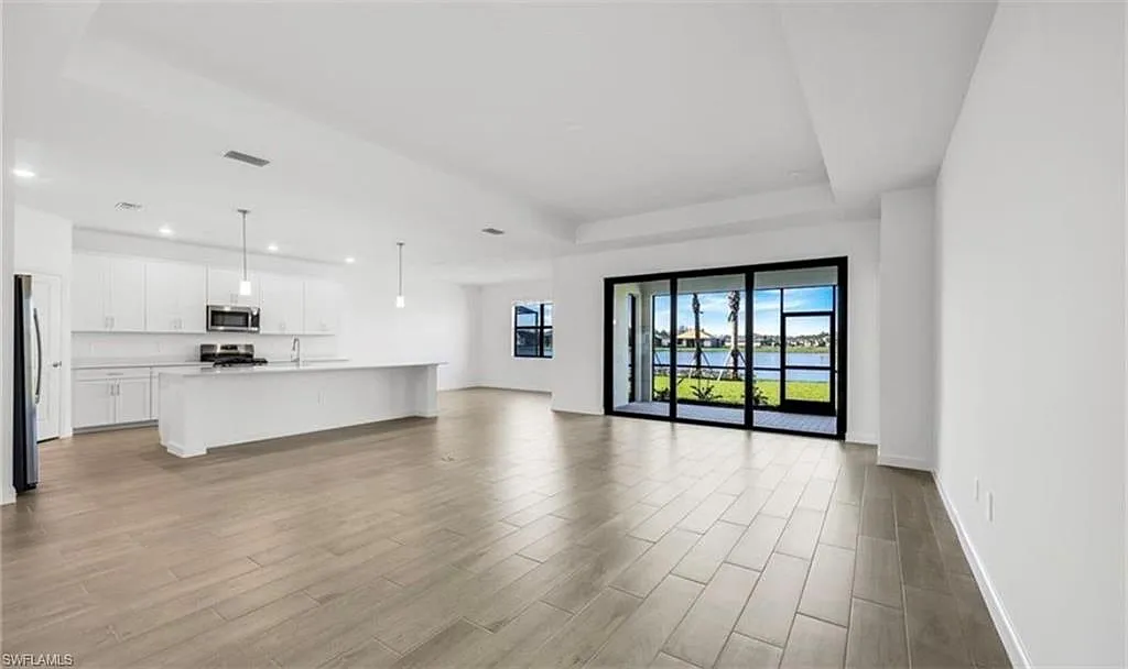 3 bed, 3.0 bath, 2434 sqft, $4,000 — Photo 2