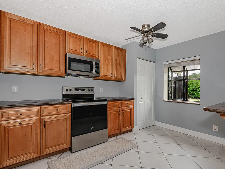 161 Meadows Dr #161 — Photo 3