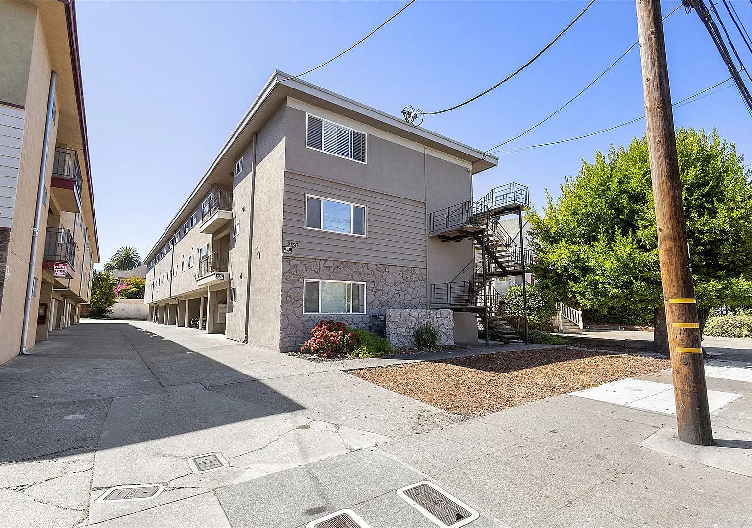 2136 Lincoln Ave #P - 2 bedroom | 1 bath | Upper unit — Photo 2