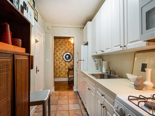 425 Riverside Drive image 2 of 15