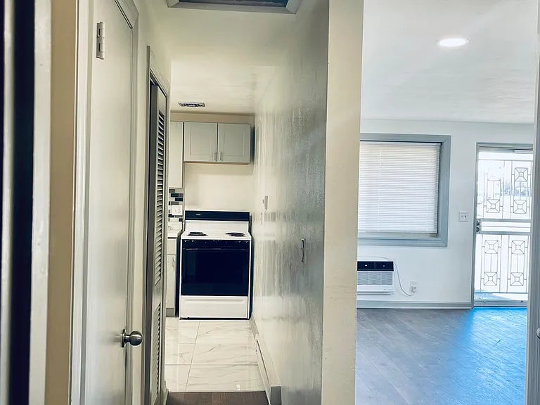 803 Burwood Ave #803 — Photo 5
