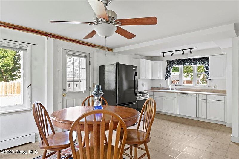 5th image of 158 Pine Avenue