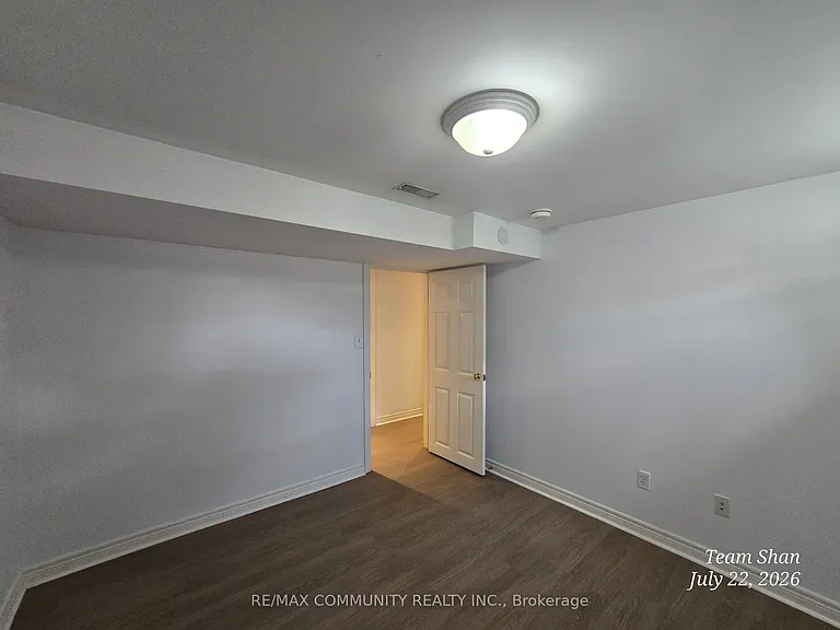 166 Saint Lawrence Dr #BASEMENT — Photo 11