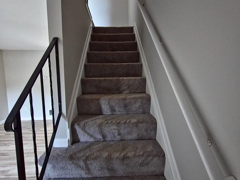 546 Wellington Ct — Photo 7