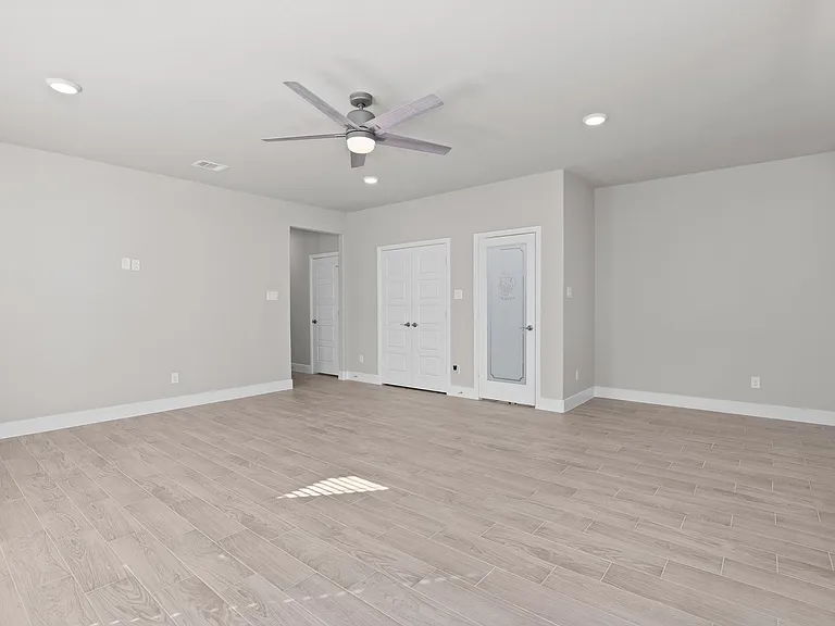 130 W 5th St #B — Photo 17