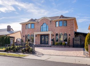 6706 179th St, Fresh Meadows, NY 11365