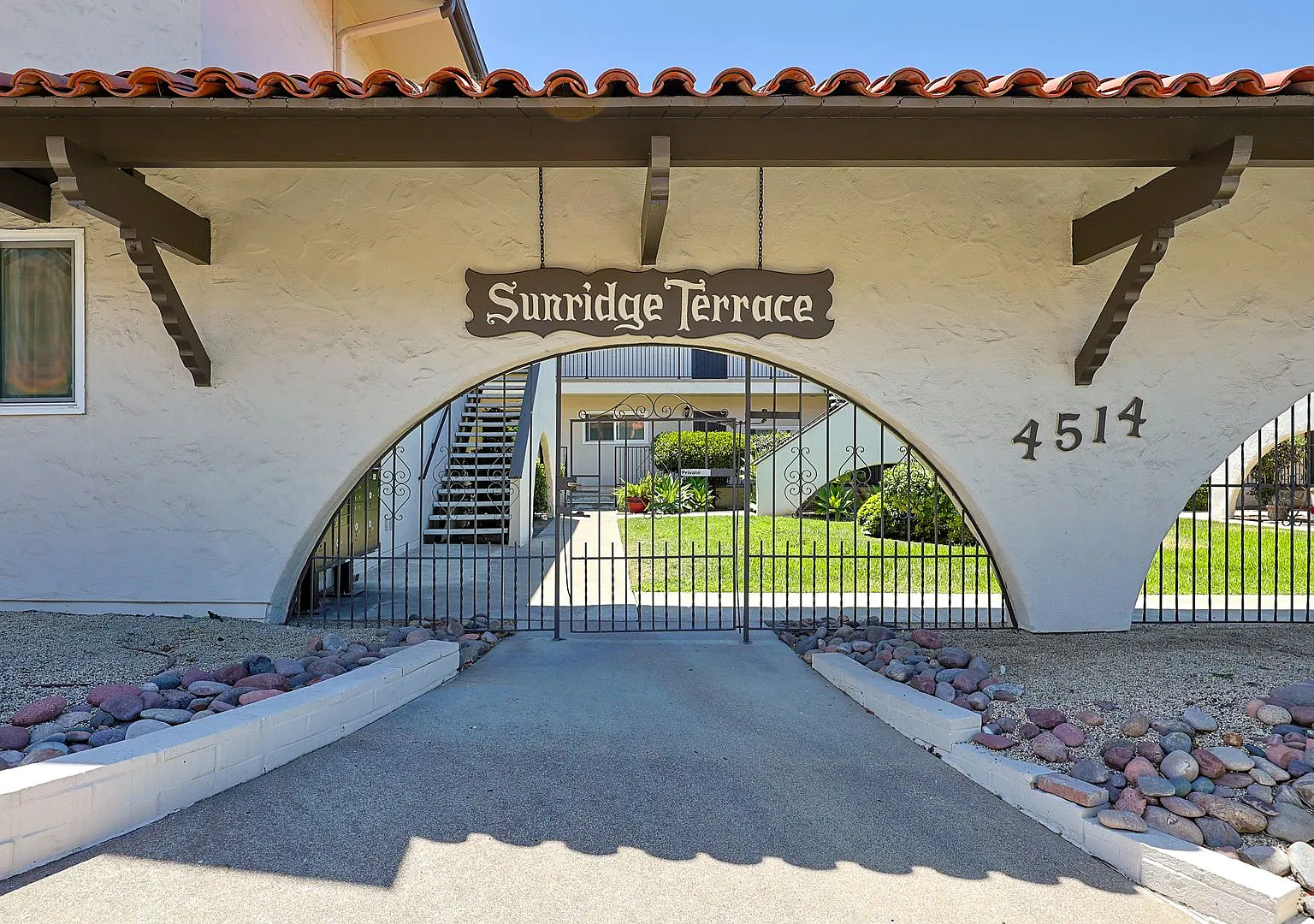Fully Furnished 2 Bed / 1.5 Bath Condo Near Downtown La Mesa — Photo 1