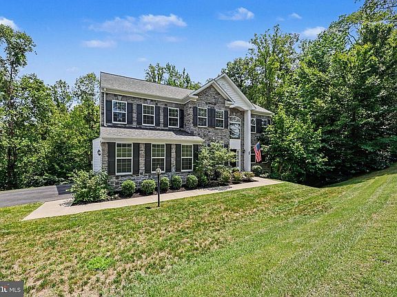 3rd image of 124 Brittany Manor Way