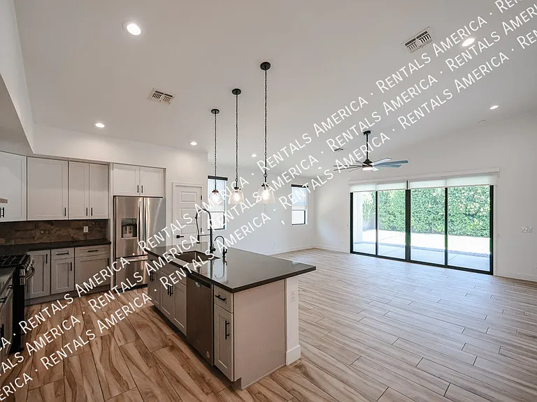 2418 E Amelia Ave — Photo 17