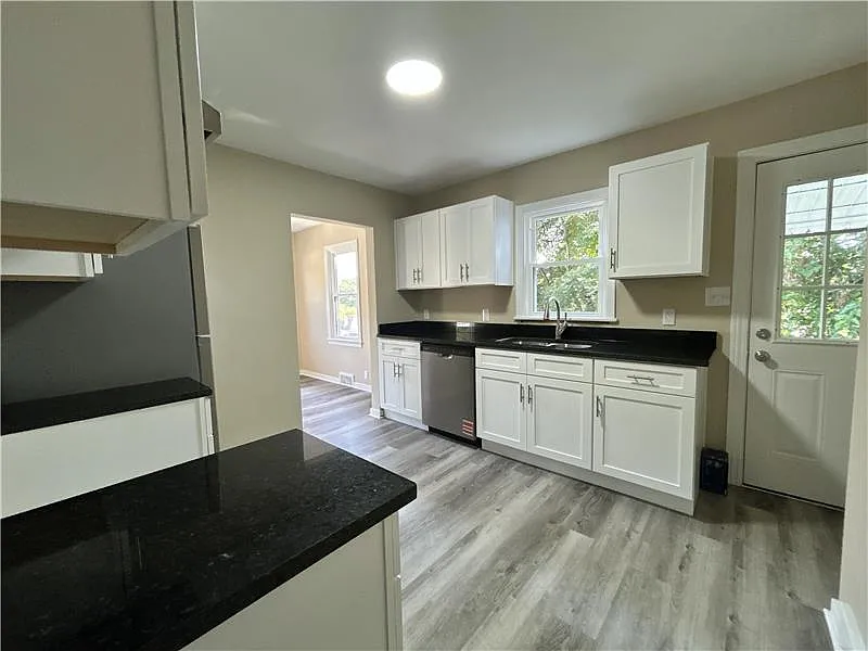 Studio, 924 sqft, $1,250 — Photo 4