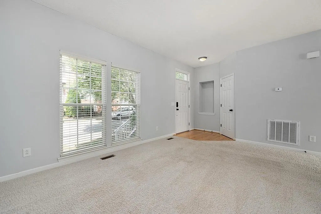 3 bed, 3.5 bath, 2282 sqft, $2,600 — Photo 3