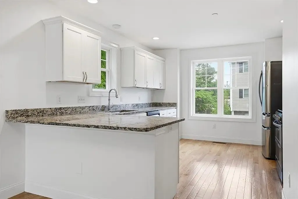 3 bed, 2.5 bath, 1976 sqft, $3,500 — Photo 2