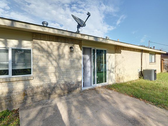 3rd image of 128 Yorkshire Dr