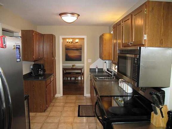 Kitchen open to Dining Room w/Hardwood Floors