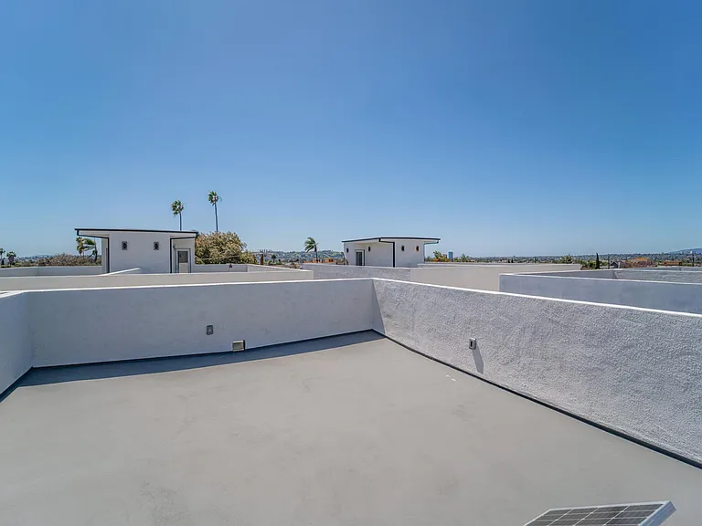 4526 1/2 Saint Charles Pl — Photo 37