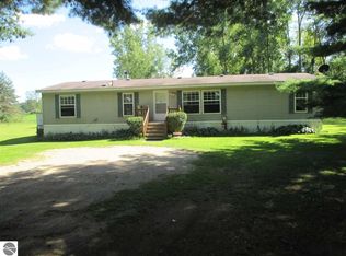 9534 E Pleasant Valley Rd, Shepherd, MI 48883