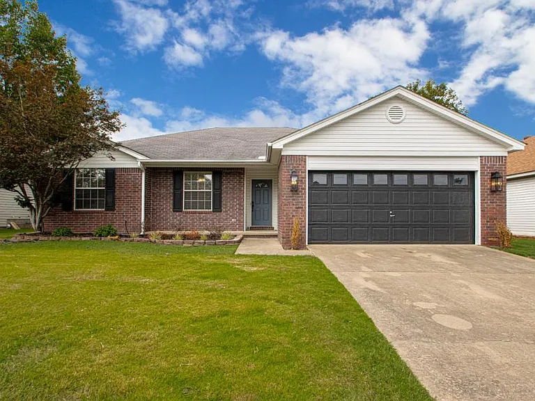 23 Pamela Ln — Photo 1