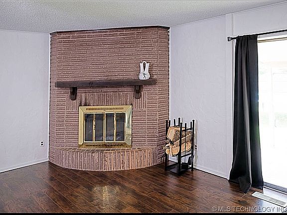 3rd image of 1112 N Hickory Ct