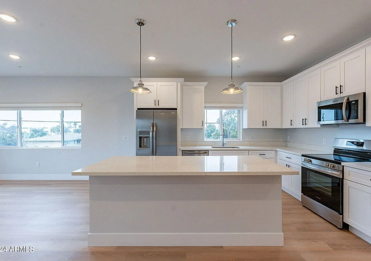 Luxury Townhome With Private Yard & Mountain Views - Enjoy 2 Months Free! — Photo 3
