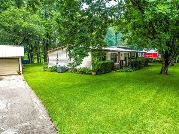 696 Persimmon St, Zavalla, TX 75980