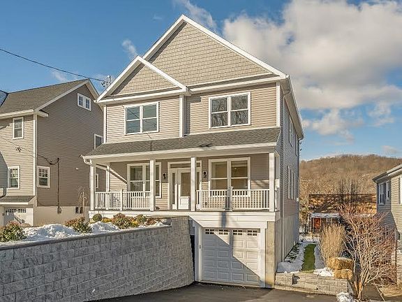 2nd image of 563 Manhattan Ave