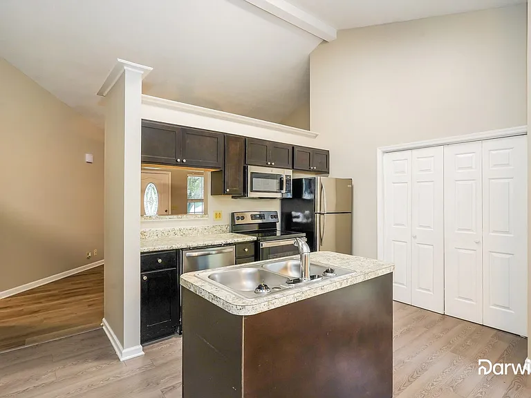 605 N Stonegate Dr — Photo 3