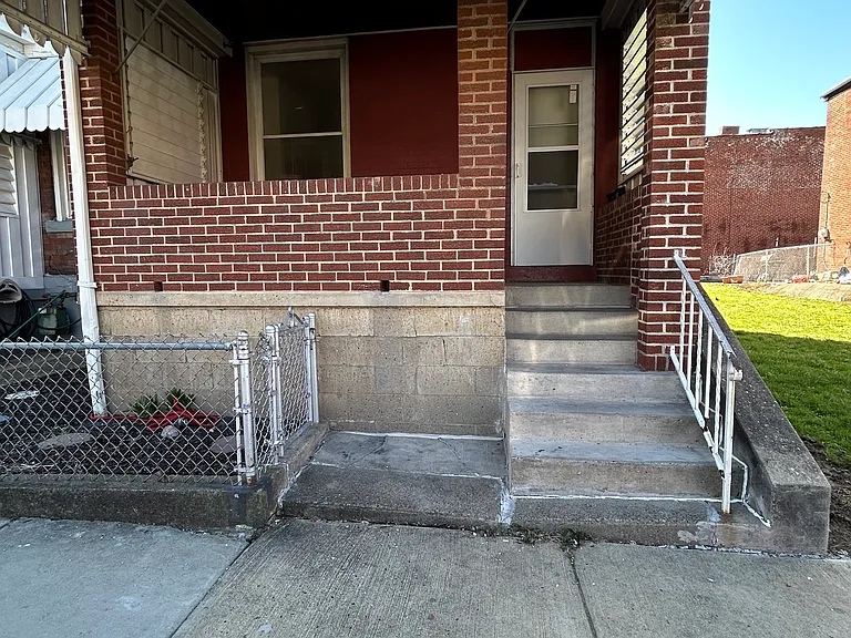 208 W Elizabeth St — Photo 1