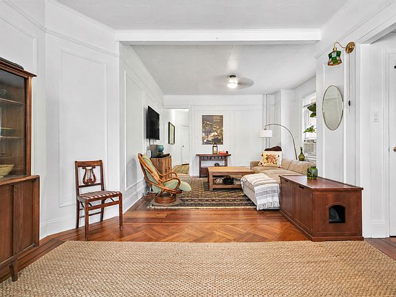 4th image of 2709 Newtown Ave #1