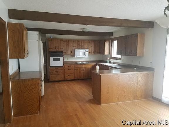 3rd image of 8 Oakland Dr