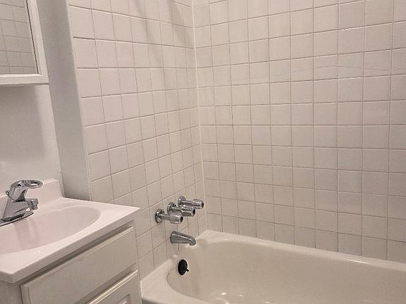 5th image of 302 Quincy St APT 1A