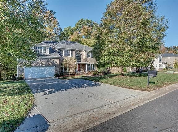 2nd image of 3027 Greenmont Cir
