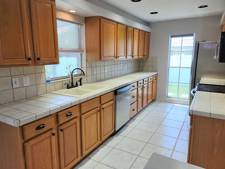 979 Nantucket Rd — Photo 12