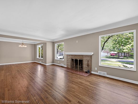 4th image of 1681 Oxford Rd