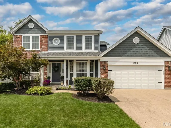 219 Cheval Square Dr, Chesterfield, MO 63005
