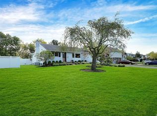 15 Cottonwood Dr, Commack, NY 11725