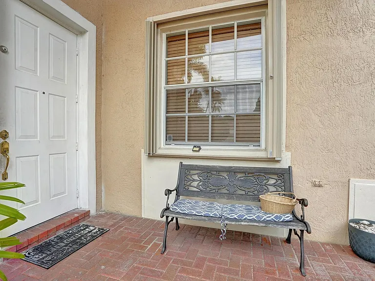 5897 NW 120th Ter — Photo 3