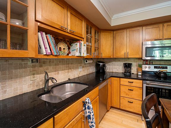 5th image of 118 Gateway Court #7-B
