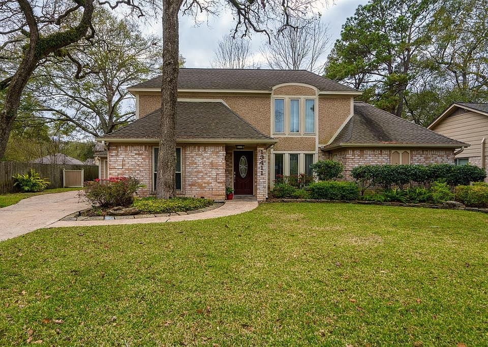 LARGE YARD WITH DETACHED GARAGE