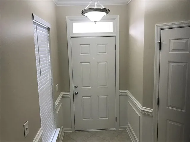 3 bed, 2.5 bath, 1986 sqft, $2,385 — Photo 2