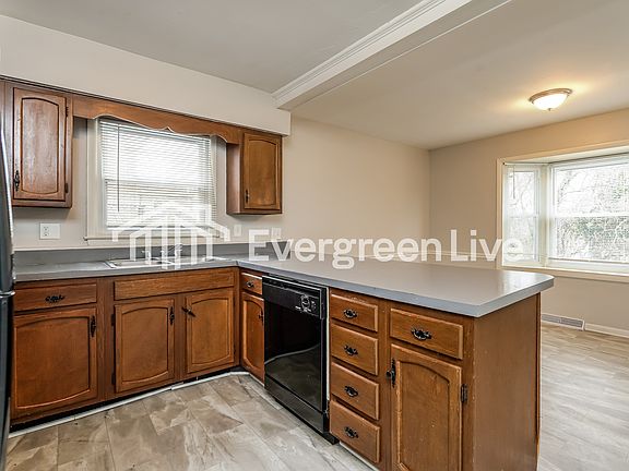 5th image of 2202 Maybank Dr