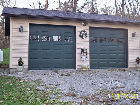 2nd image of 16 Oakridge Ln